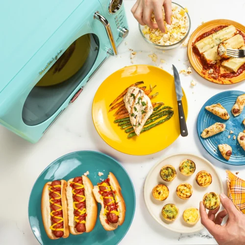 Retro 0.7 Cubic Foot 700-Watt Countertop Microwave Oven - Aqua 7 Retro 0.7 Cubic Foot 700-Watt Countertop Microwave Oven - Aqua -Nostalgia Food NRMO7AQ feature 02