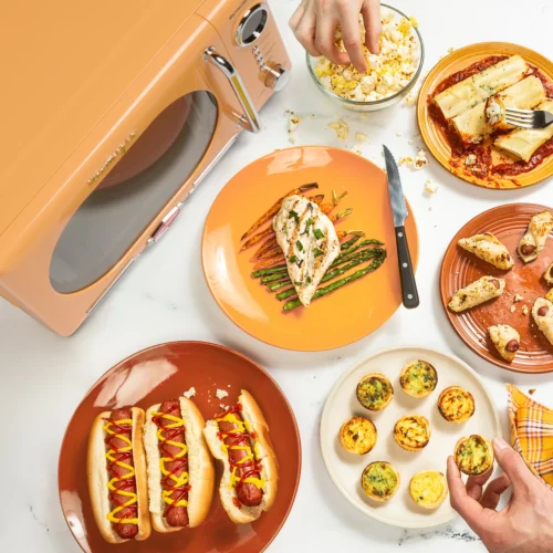 Retro 0.7 Cubic Foot 700-Watt Countertop Microwave Oven - Orange -Nostalgia Food NRMO7OR6A feature 02