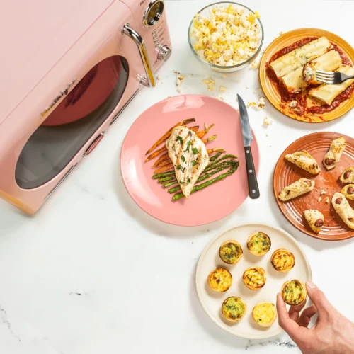 Retro 0.7 Cubic Foot 700-Watt Countertop Microwave Oven - Pink (Derivative) -Nostalgia Food NRMO7PK6A feature 02 scaled
