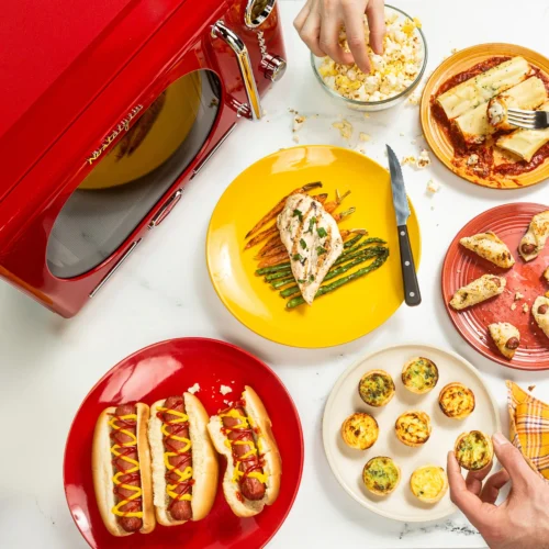 Retro 0.7 Cubic Foot 700-Watt Countertop Microwave Oven - Retro Red (Derivative) -Nostalgia Food NRMO7RD 02otherfeatures 1