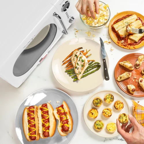 Retro 0.7 Cubic Foot 700-Watt Countertop Microwave Oven - White -Nostalgia Food NRMO7WH6A Lifestyle03 scaled
