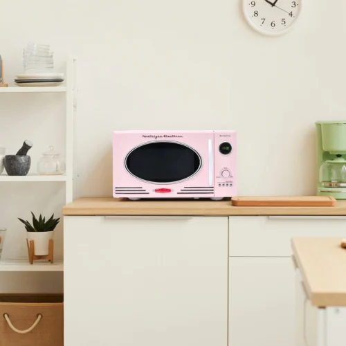 0.9 Cu. Ft. 800-Watt Retro Microwave Oven, Pink -Nostalgia Food NRMO9PK feature 05 5d7d83d0 79eb 49af 8eb9 cf4ae2dc82d5 scaled