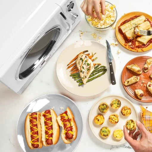 Retro 0.9 Cubic Foot 800-Watt Countertop Microwave Oven - White -Nostalgia Food NRMO9WH feature 02