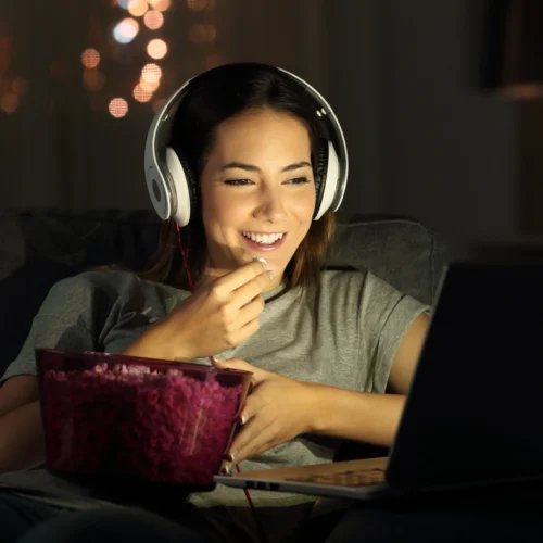 Coca-Cola® 8-Cup Hot Air Popcorn Maker 13 Coca-Cola® 8-Cup Hot Air Popcorn Maker -Nostalgia Food RHP310COKE 05 watchingmovie scaled